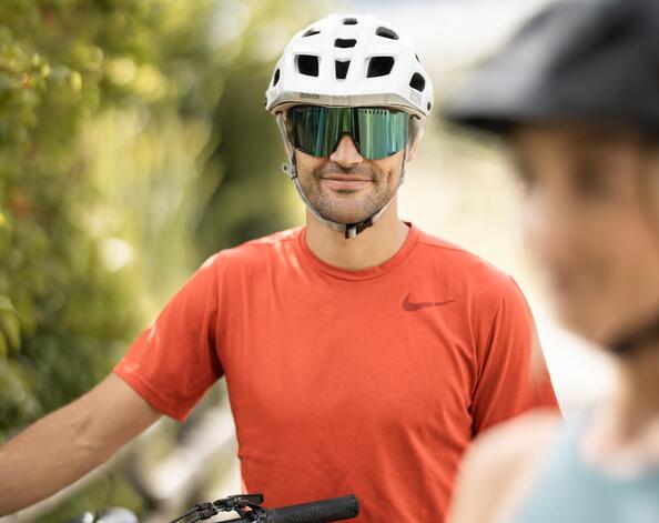 Un uomo e una donna vanno in bicicletta