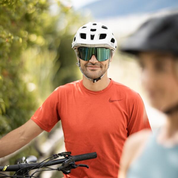 Ein Mann und eine Frau fahren Fahrrad