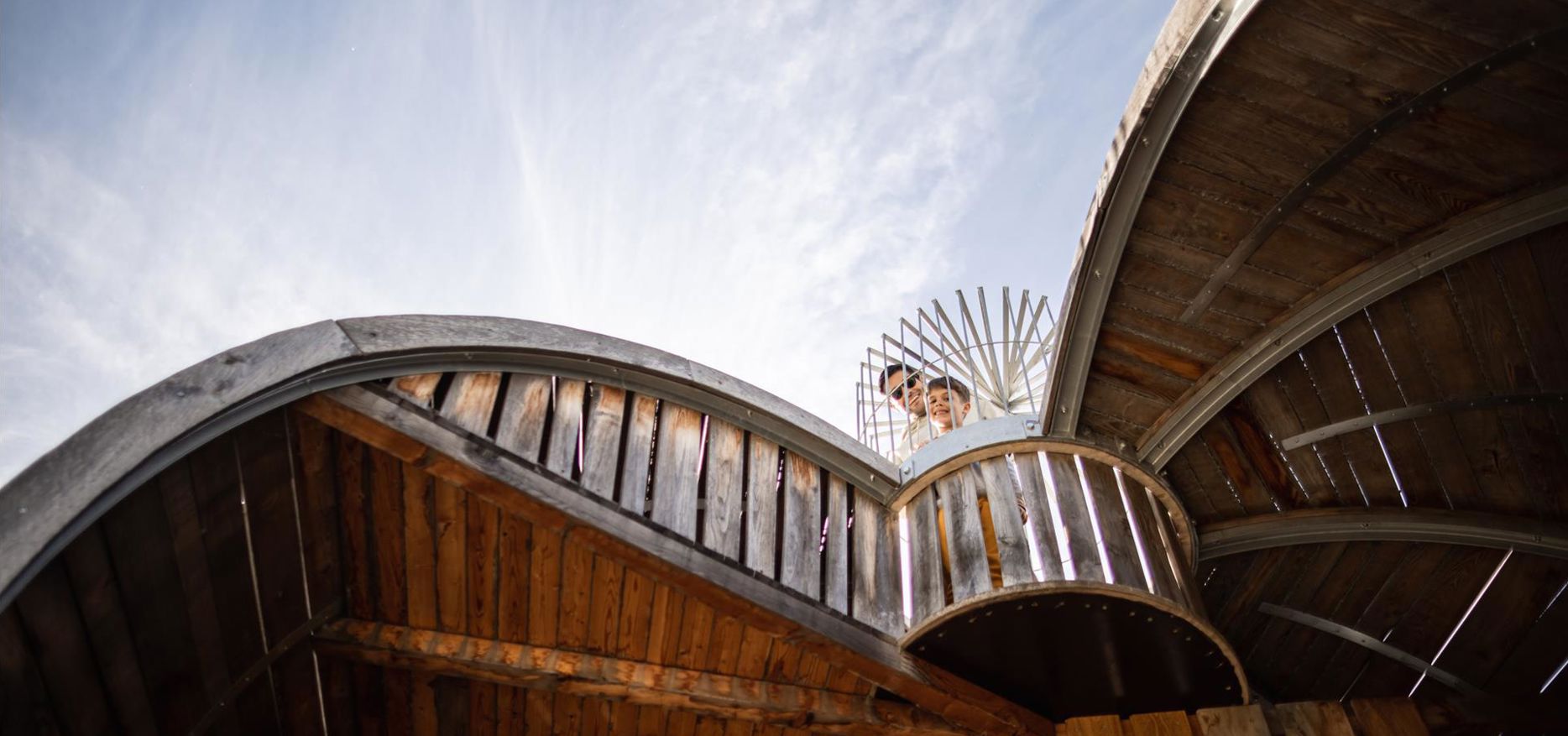 Un uomo e un bambino giocano nel parco giochi Apfelgarten