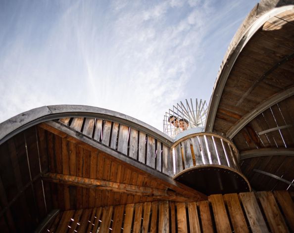 Ein Mann und ein Kind spielen auf dem Spielplatz Apfelgarten