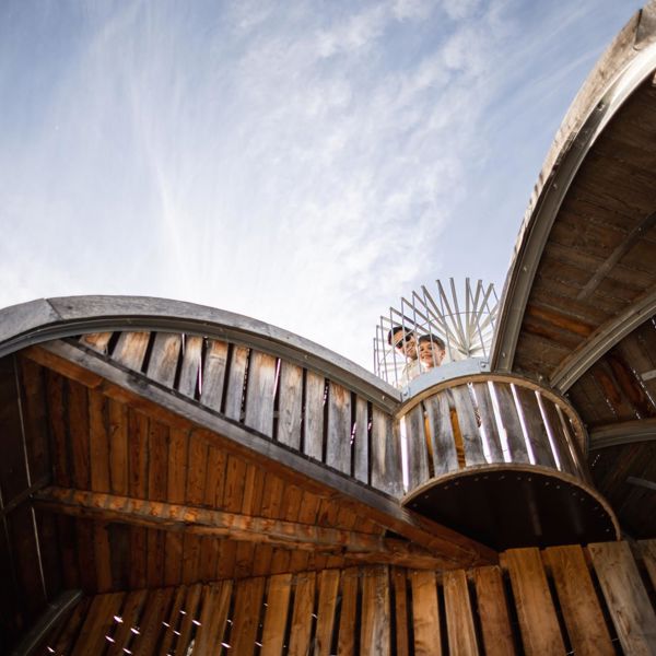 Un uomo e un bambino giocano nel parco giochi Apfelgarten