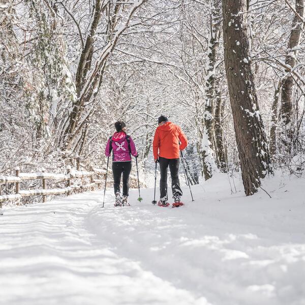 Ein Mann und eine Frau beim Schneeschuhwandern