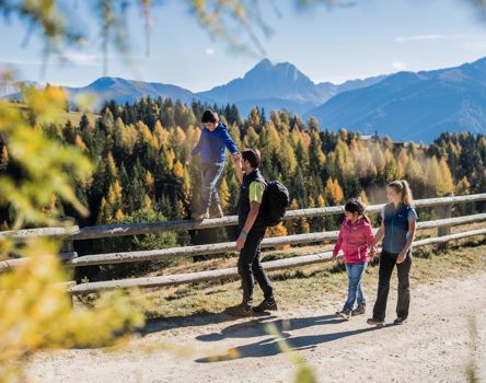 Una famiglia con due bambini fa un’escursione nelle Dolomiti