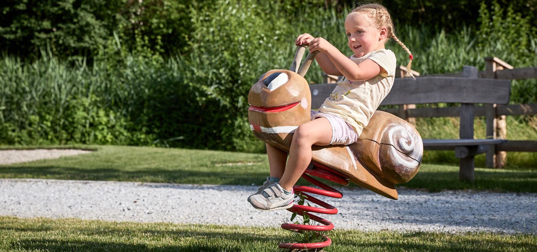 Una bambina gioca nel parco giochi Apfelgarten