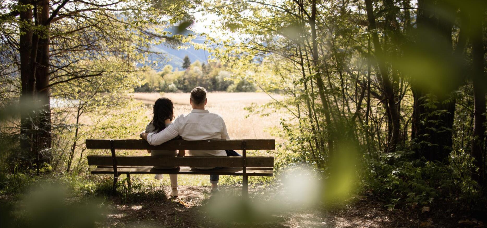 Un uomo e una donna fanno una pausa nel bosco