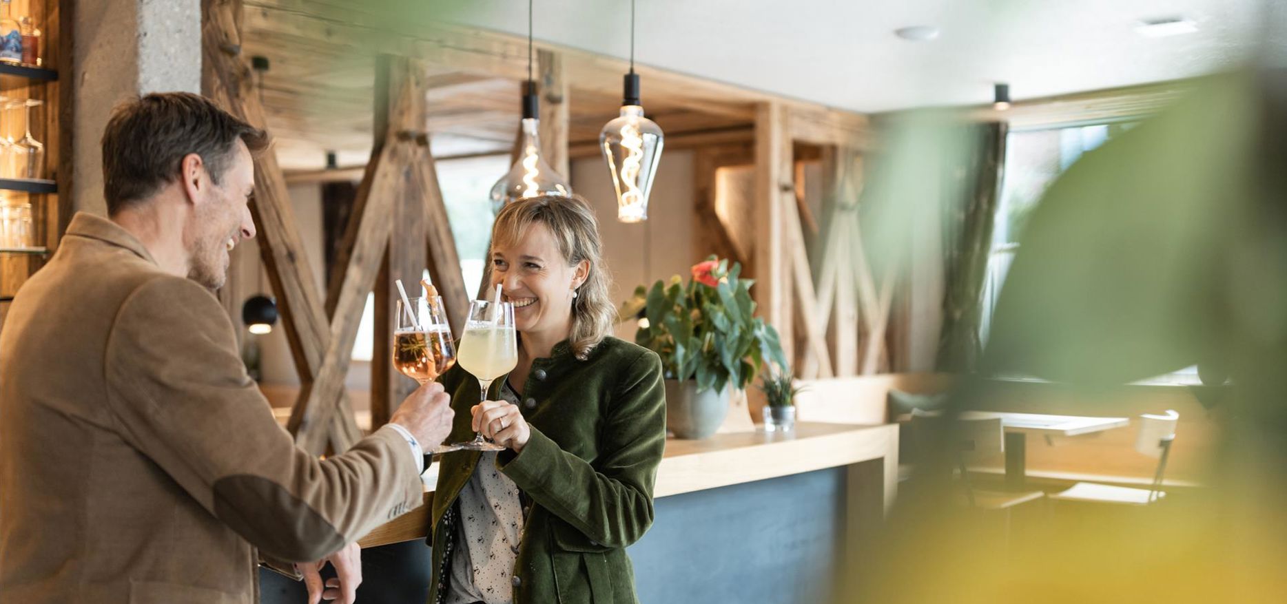 Un uomo e una donna bevono un aperitivo