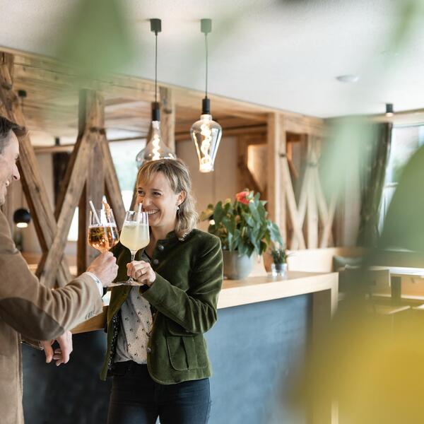 Ein Mann und eine Frau trinken einen Aperitiv