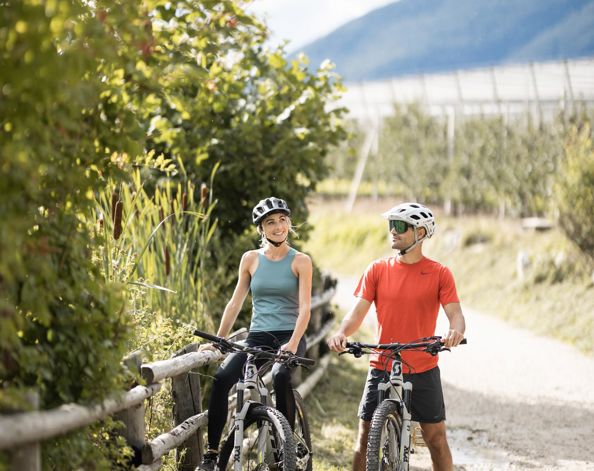 Ein Mann und eine Frau fahren Fahrrad