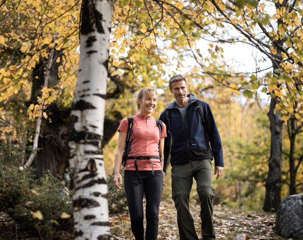 Ein Mann und eine Frau spazieren durch den Wald