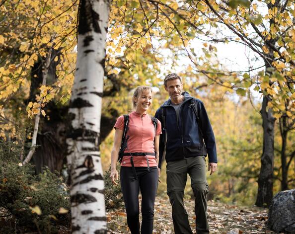 Un uomo e una donna passeggiano nel bosco