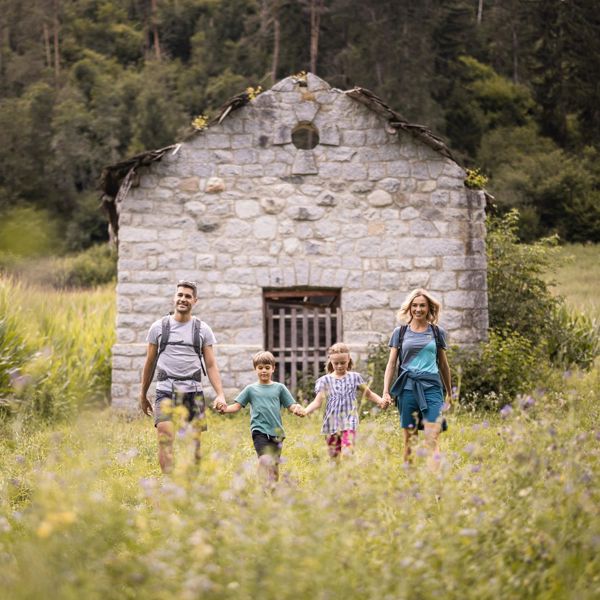 Eine Familie mit zwei Kindern wandert