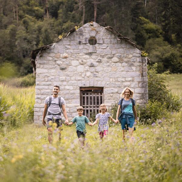 Una famiglia con due bambini fa un’escursione