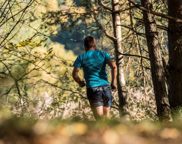 A man is running at the Blütenlauf event