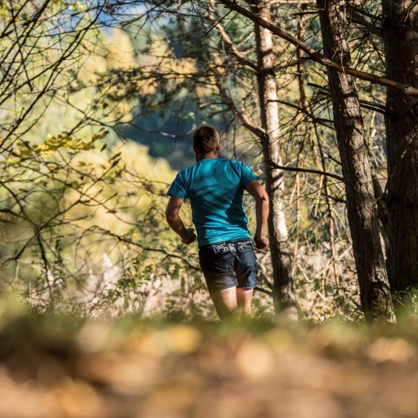 Ein Mann läuft beim Event Blütenlauf
