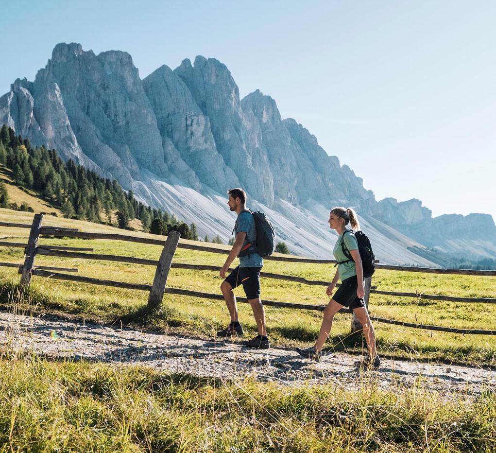 Zwei Personen wandern in den Dolomiten