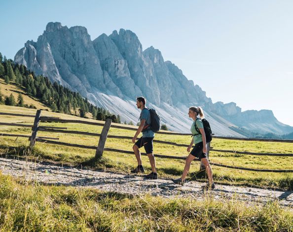 Zwei Personen wandern in den Dolomiten