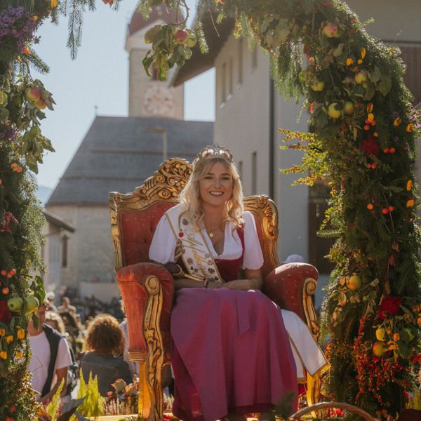 Die Apfelkönigin sitzt auf den Thron