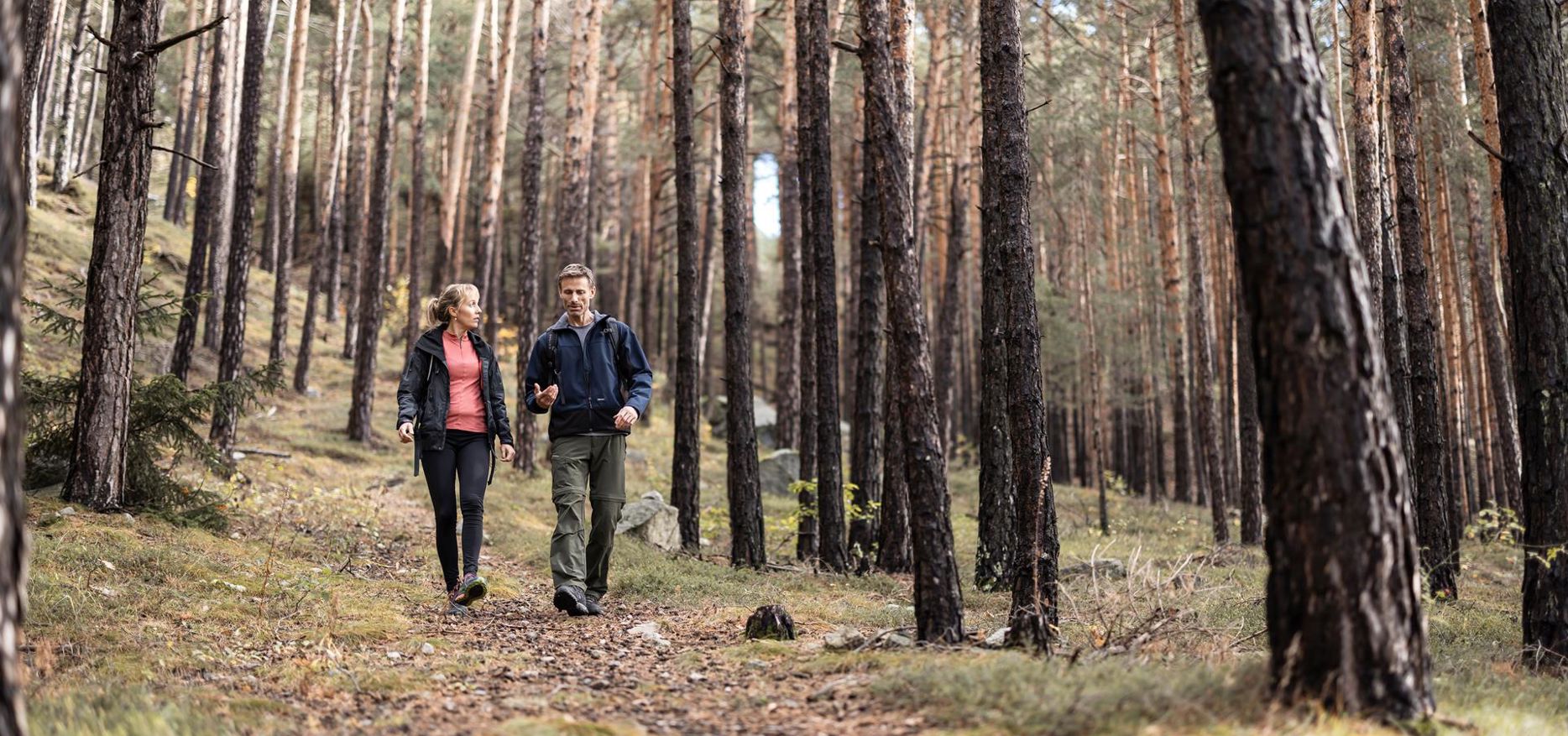 Ein Mann und eine Frau spazieren durch den Wald